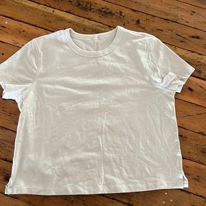 Lululemon 4/6 crop shirt, no tags